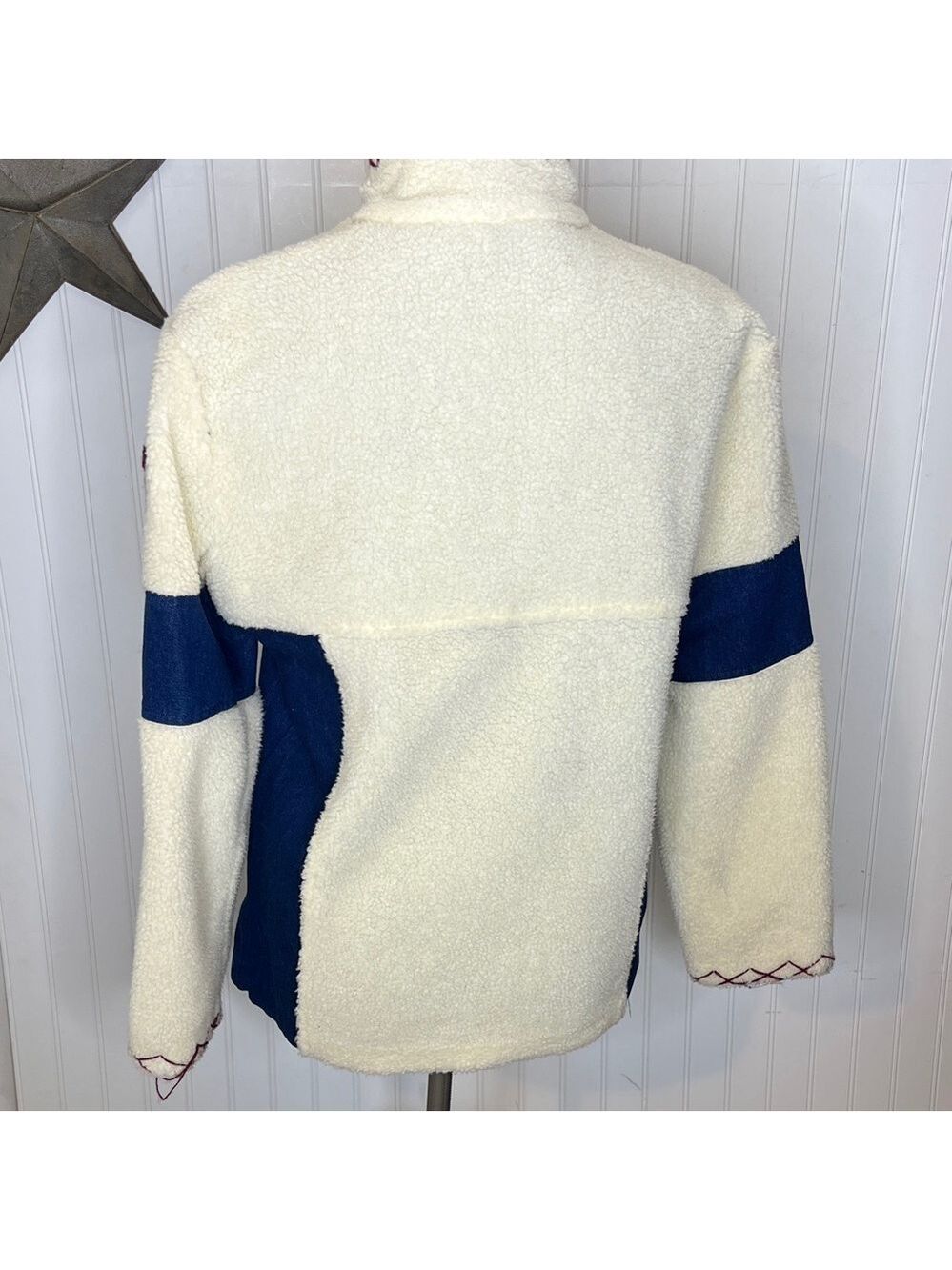 Cozy Cream and Blue Fleece Sweatshirt with Flag Patch Size Medoum - Picture 11 of 15
